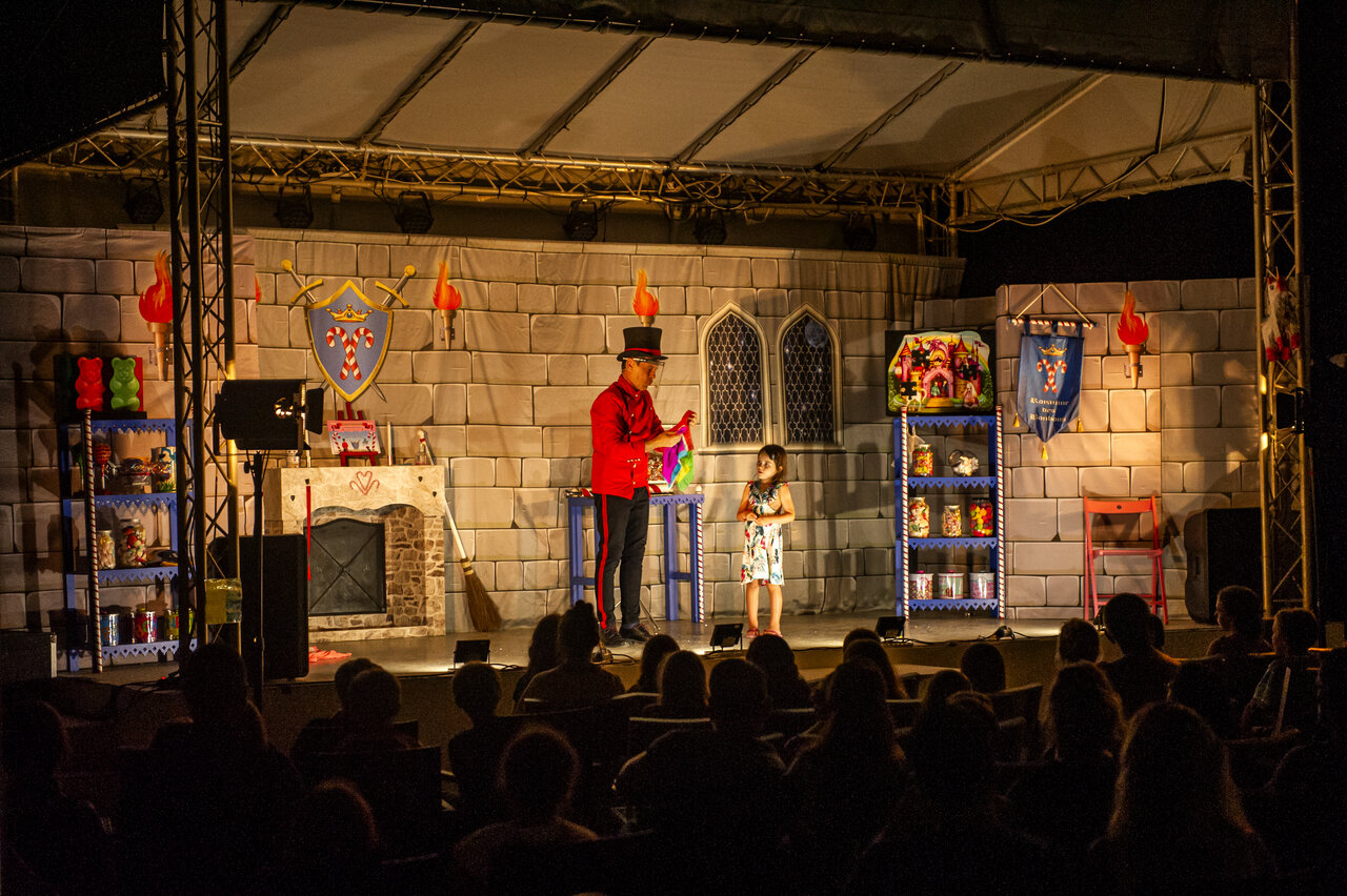 Espect�culo de magia con un ni�o en el escenario en el camping CAPFUN Marina d'Al�ria en Aleria (20).