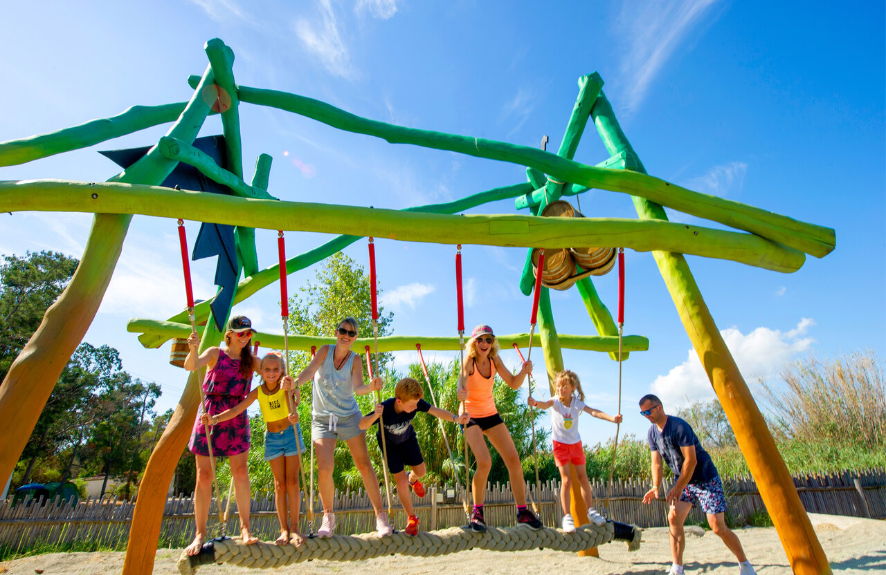 Familia disfrutando del parque infantil en camping CAPFUN Marina d'Al�ria en Aleria (20).