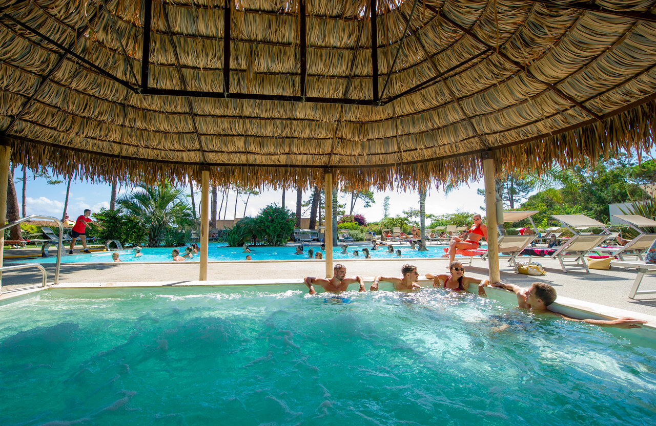 Jacuzzi bajo palapa, piscina exterior en camping CAPFUN Marina d'Al�ria en Aleria (20).