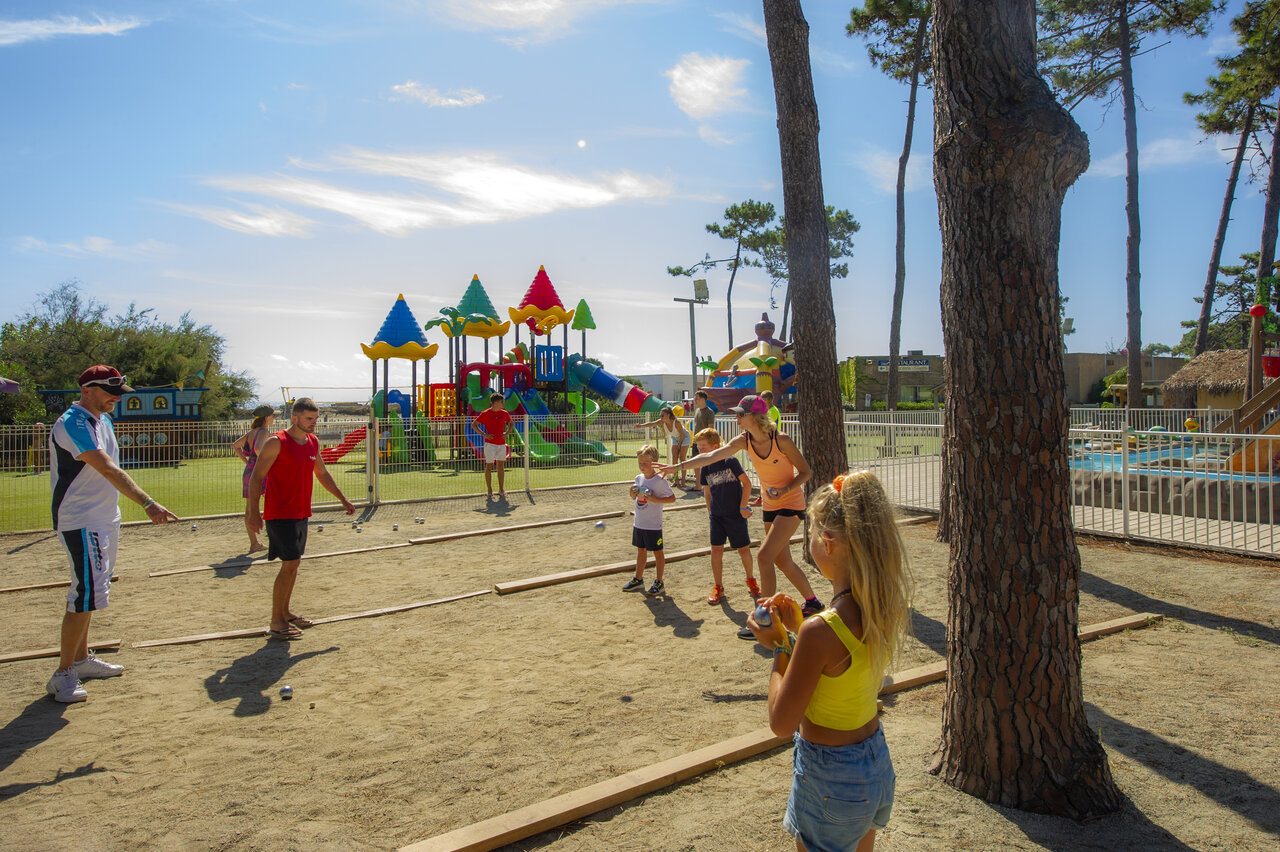 Petanca y parque infantil en el camping CAPFUN Marina d'Al�ria en Aleria.