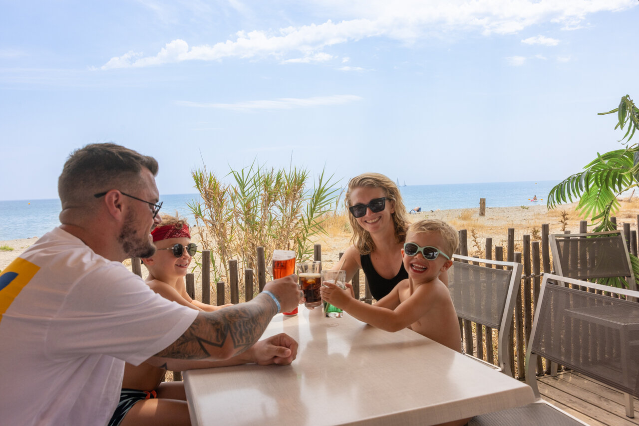 Familia en el bar de playa en el camping CAPFUN Marina d'Al�ria en Aleria (20).