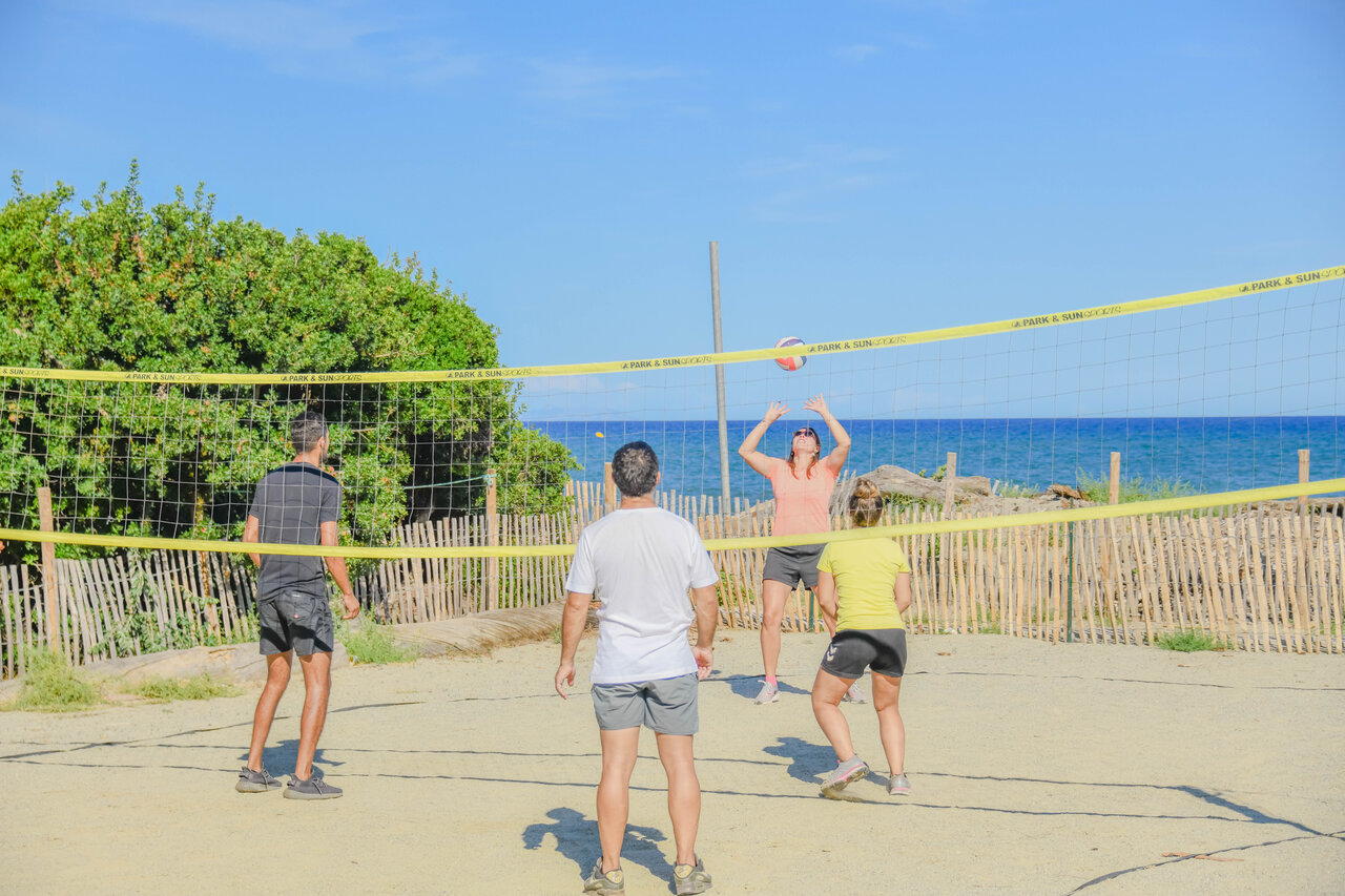 Voleibol en el camping CAPFUN Marina d'Al�ria en Aleria (20).