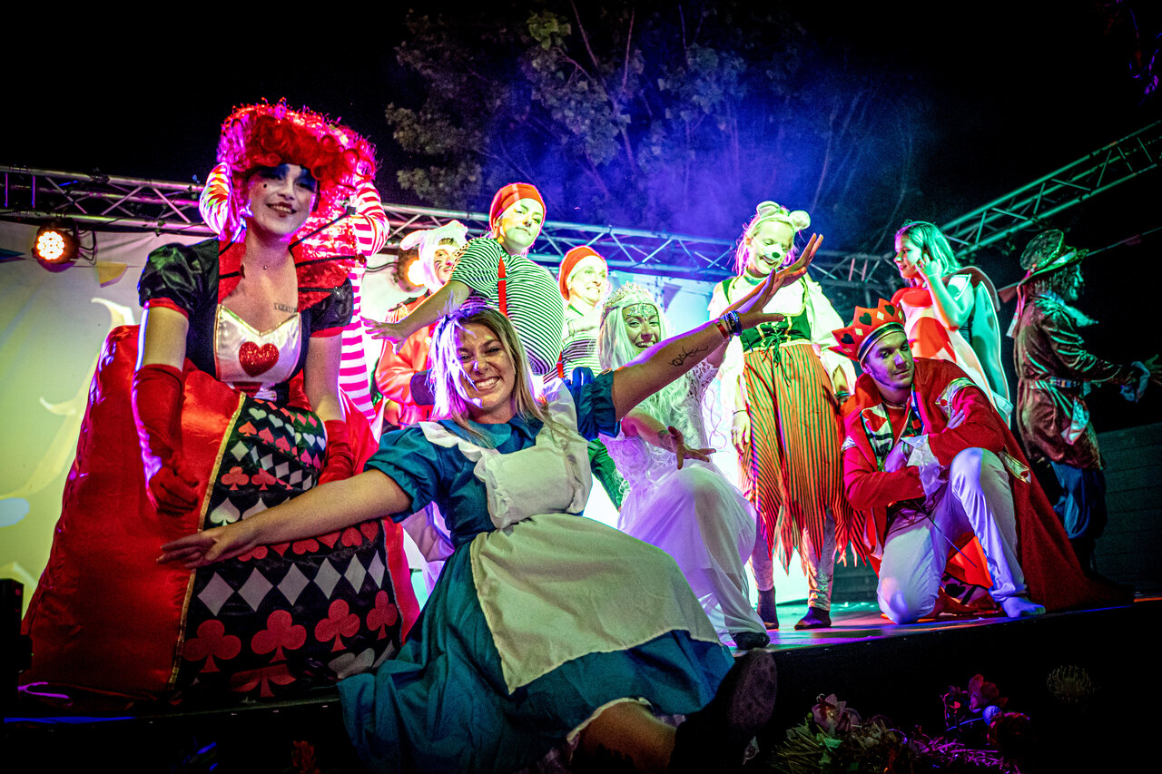 Animaci�n festiva, artistas disfrazados en el camping CAPFUN Marina d'Al�ria en Aleria (20).