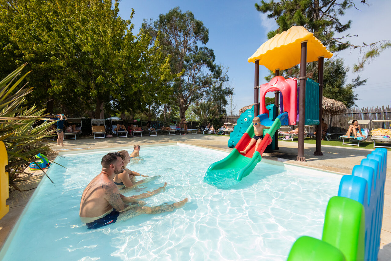 Tobog�n acu�tico y piscina familiar en el camping CAPFUN Marina d'Al�ria en Aleria (20).