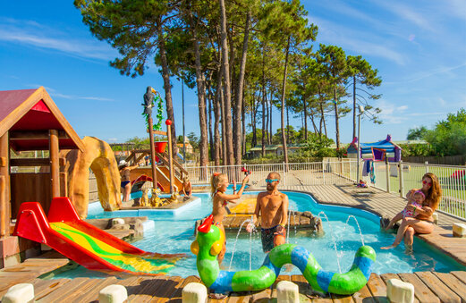Piscina lúdica, tobogán en el camping CAPFUN Marina d'Aléria en Aleria (20).
