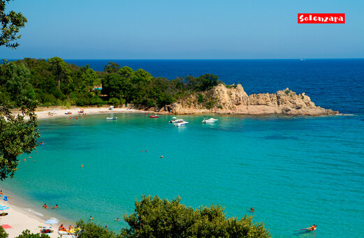 Playa de arena fina y mar turquesa cerca de Solenzara, Córcega.