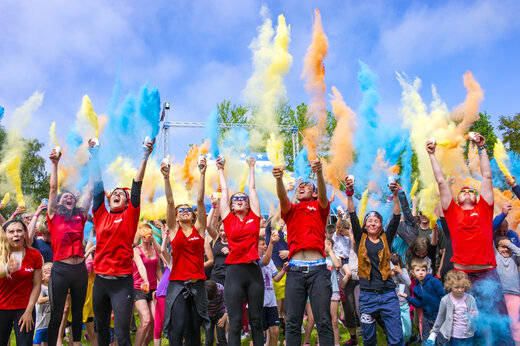Multitud alegre lanzando polvos de colores en una animaci�n en el camping CAPFUN Marina d'Al�ria en Aleria (20).