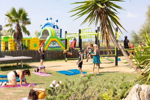 Estructuras hinchables, circuito deportivo en el camping CAPFUN Marina d'Aléria en Aleria (20).