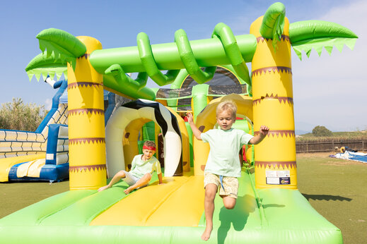 Ni�os jugando en una estructura hinchable gigante en el camping CAPFUN Marina d'Al�ria en Aleria (20).
