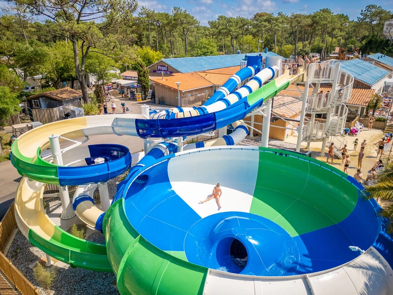 Tobog�n acu�tico gigante y piscina en VAGUES OCEANES Marina Landes Mimizan (40).