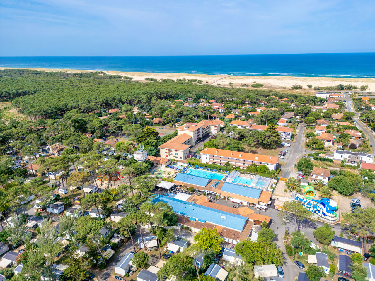 Vista a�rea del camping VAGUES OCEANES Marina Landes, piscinas, Mobil-homes y playa.