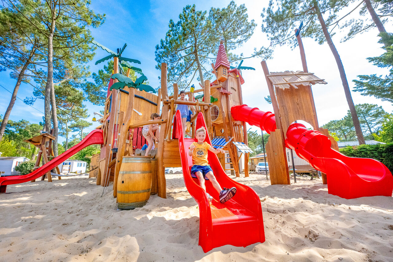 Juegos infantiles con toboganes en el camping VAGUES OCEANES Marina Landes en Mimizan.