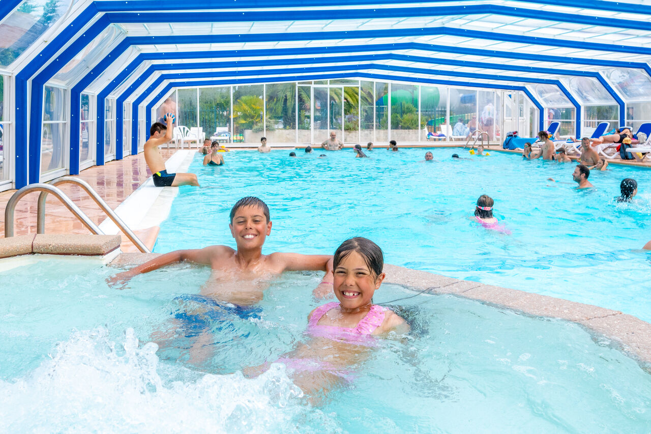 Piscina cubierta con ni�os y jacuzzi en el camping VAGUES OCEANES Marina Landes en Mimizan (40).