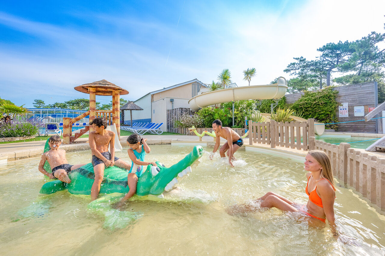 Piscina juegos ni�os tobog�n en camping VAGUES OCEANES Marina Landes Mimizan (40).