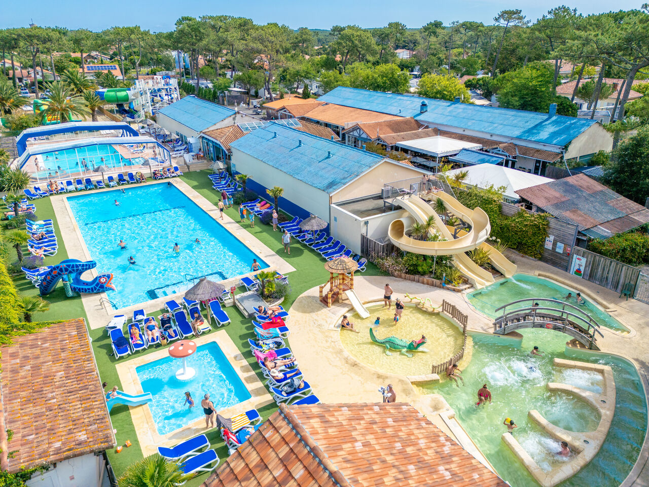 Piscinas, toboganes y zona acu�tica l�dica en el camping VAGUES OCEANES Marina Landes (40).