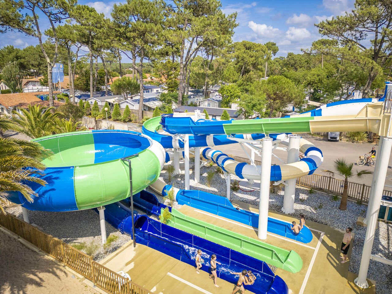 Toboganes acu�ticos gigantes y piscina l�dica en el camping VAGUES OCEANES Marina Landes en Mimizan (40).