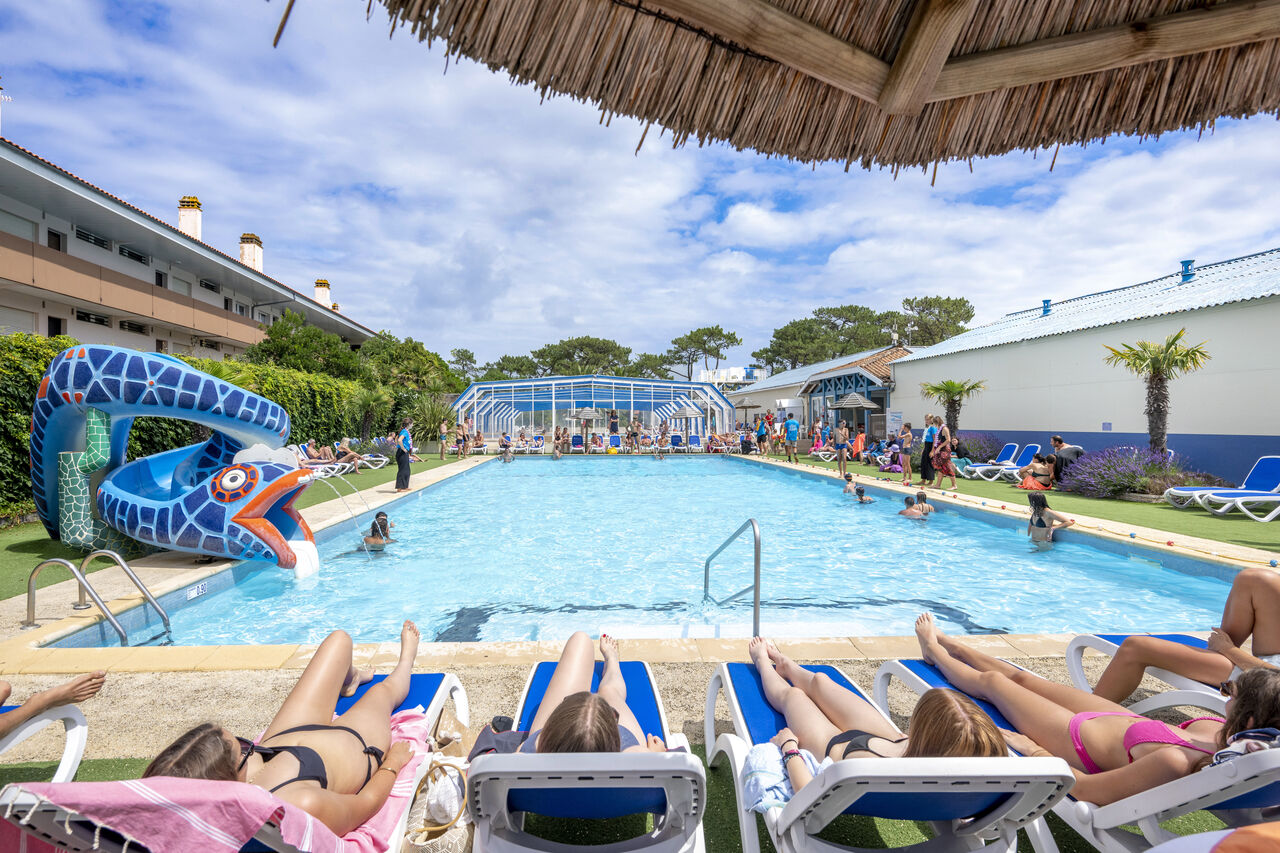 Piscina exterior, tobog�n acu�tico serpiente, tumbonas en el camping VAGUES OCEANES Marina Landes en Mimizan (40).