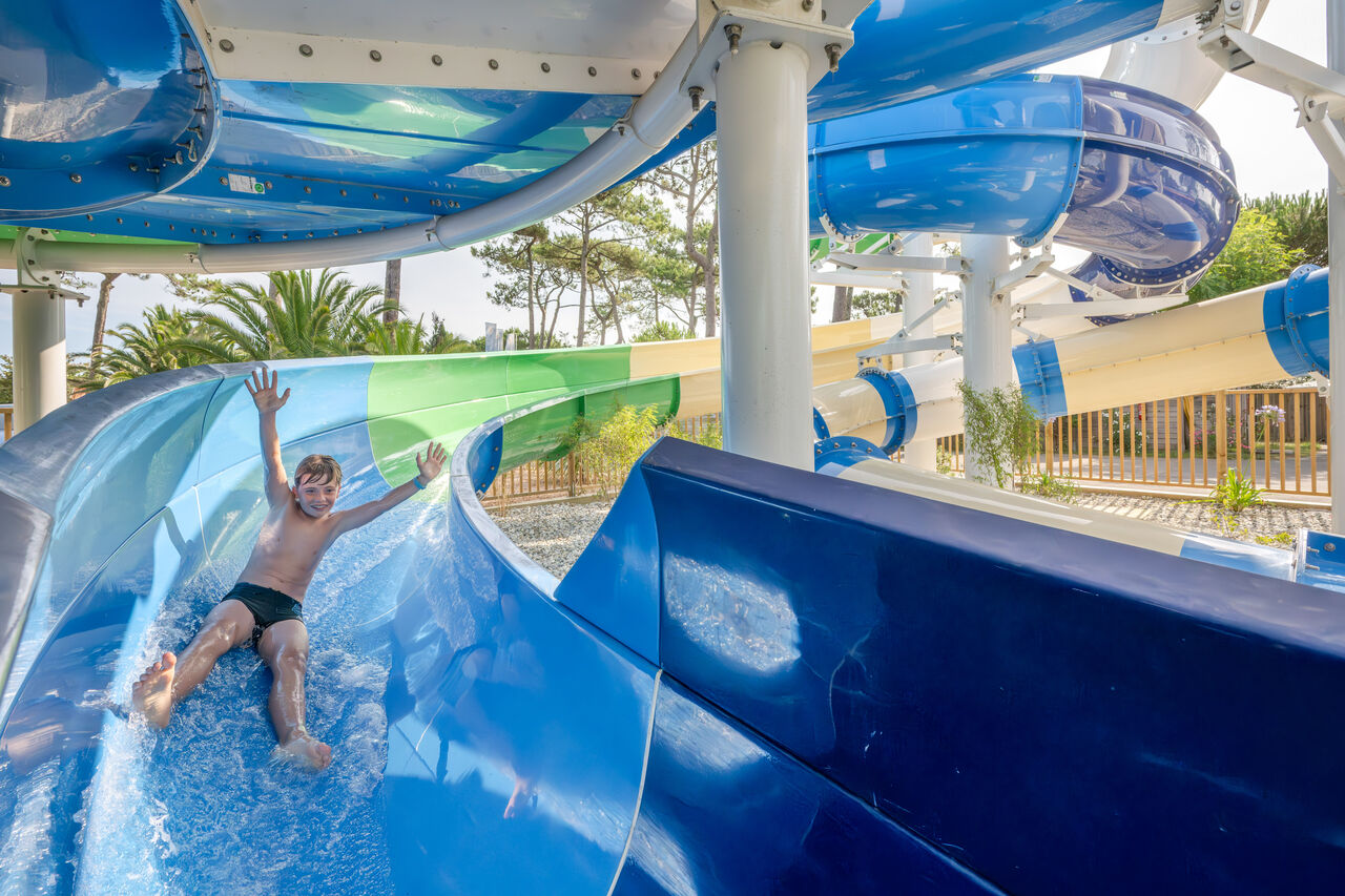 Ni�o en tobog�n acu�tico gigante en camping VAGUES OCEANES Marina Landes, Mimizan (40).