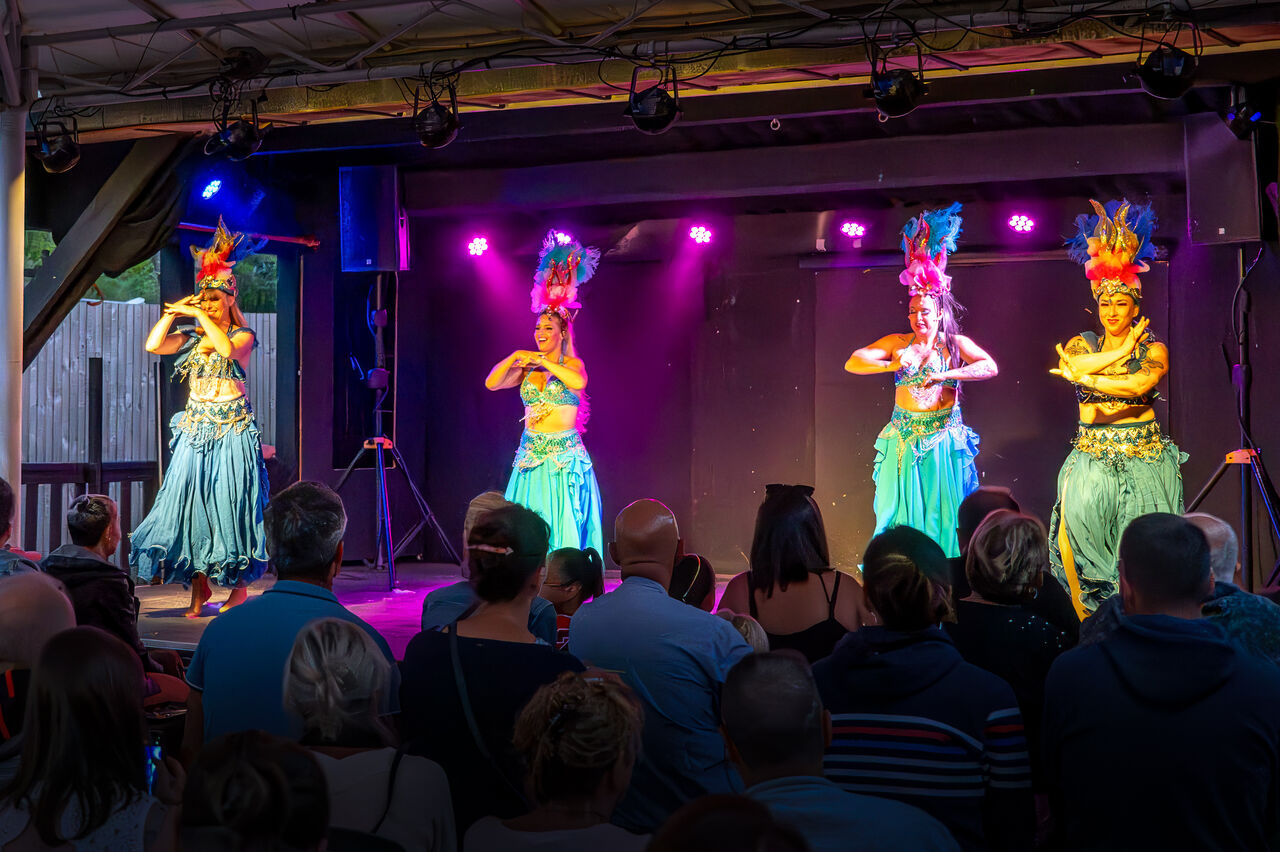 Animaci�n espect�culo bailarinas en el camping VAGUES OCEANES Marina Landes en Mimizan (40).