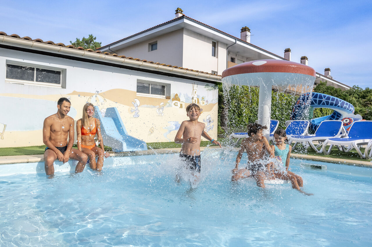 Piscina, juegos acu�ticos, toboganes en el camping VAGUES OCEANES Marina Landes en Mimizan (40).