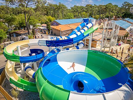 Toboganes acu�ticos gigantes y piscina exterior en el camping VAGUES OCEANES Marina Landes en Mimizan (40).