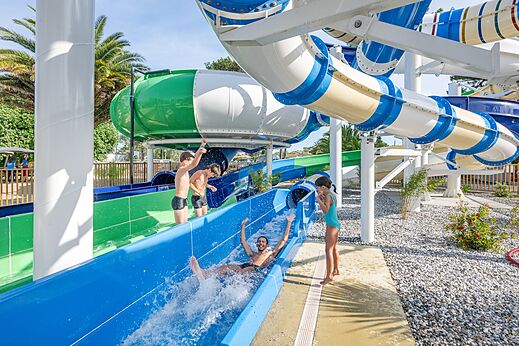 Toboganes acu�ticos coloridos y ni�os divirti�ndose en el camping VAGUES OCEANES Marina Landes en Mimizan (40).