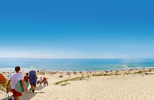 Playa de arena fina, ba�istas y oc�ano en el camping VAGUES OCEANES Marina Landes.