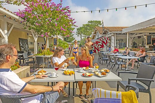 Desayuno agradable en terraza del restaurante del camping VAGUES OCEANES Marina Landes.
