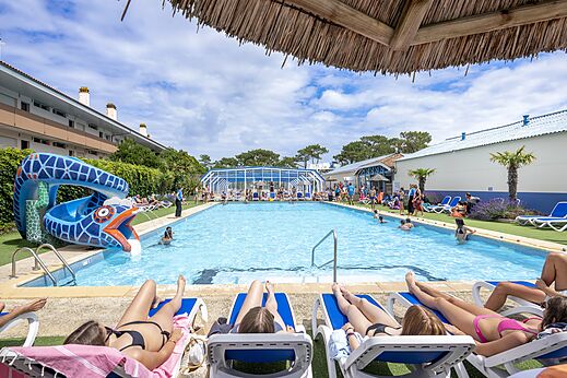 Tobog�n acu�tico serpiente y piscina exterior en el camping VAGUES OCEANES Marina Landes en Mimizan (40).