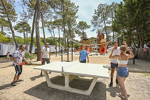 Ping-pong y zona de juegos en el camping VAGUES OCEANES Marina Landes en Mimizan.