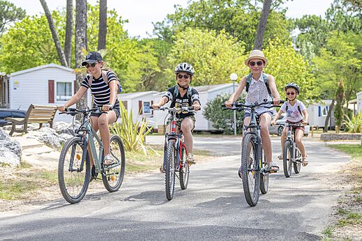 Ni�os en bicicleta por camino del camping VAGUES OCEANES Marina Landes.