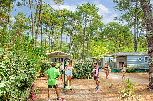 Equipos deportivos al aire libre y veraneantes activos en el camping VAGUES OCEANES Marina Landes en Mimizan (40).