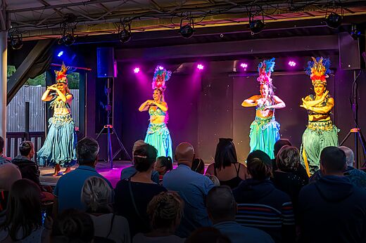 Espect�culo de bailarinas disfrazadas en el escenario, p�blico, en el camping VAGUES OCEANES Marina Landes en Mimizan (40).