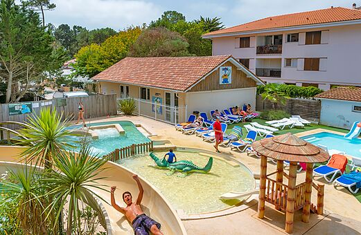 Tobog�n acu�tico, piscinas y zona acu�tica en el camping VAGUES OCEANES Marina Landes en Mimizan.