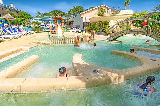 Piscina exterior, tobog�n y juegos acu�ticos en el camping VAGUES OCEANES Marina Landes (40).