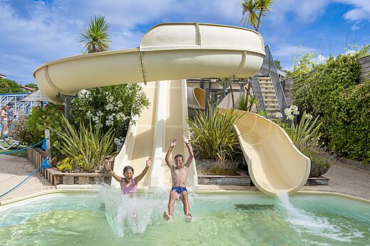 Toboganes acu�ticos, piscina, ni�os en el camping VAGUES OCEANES Marina Landes en Mimizan.