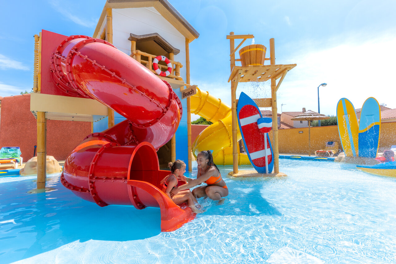 Toboganes acu�ticos, cubo basculante y piscina infantil en camping VAGUES OCEANES Marinette (66).