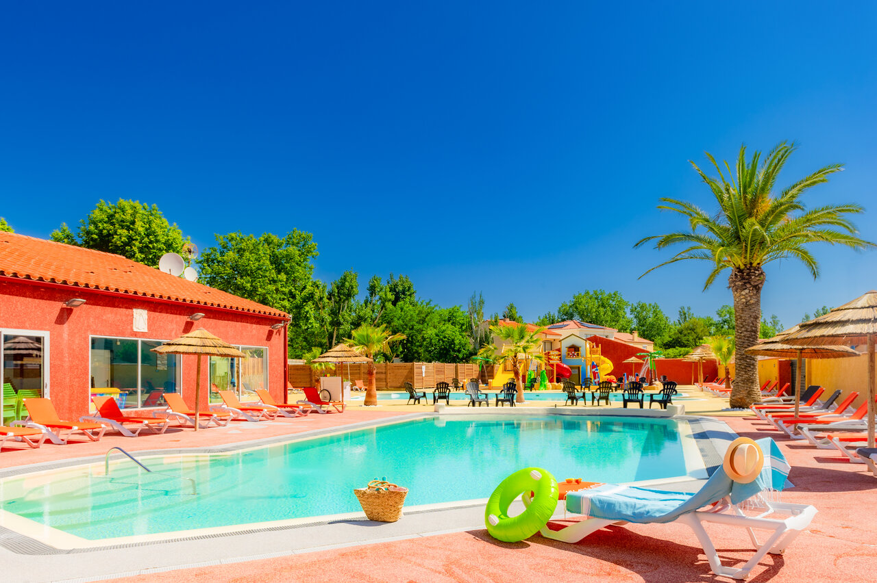 Piscina exterior, tumbonas, juegos acu�ticos en el camping VAGUES OCEANES Marinette.