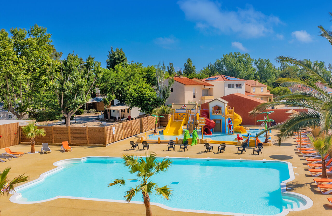 Gran piscina exterior y parque acu�tico con toboganes en el camping VAGUES OCEANES Marinette en Ste Marie La Mer (66).