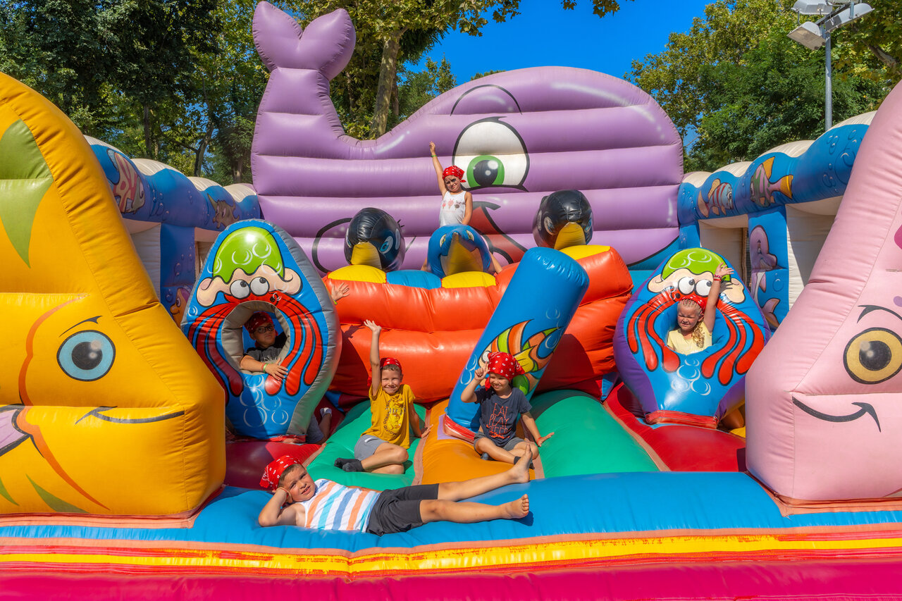 Hinchable gigante con ni�os felices en el camping VAGUES OCEANES Marinette en Ste Marie La Mer (66).