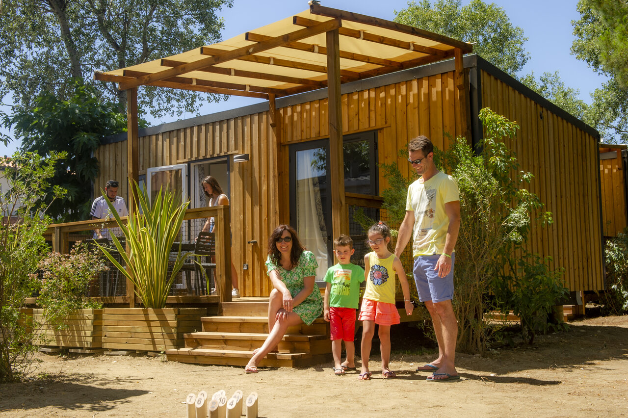 Casa m�vil con terraza y familia en el camping VAGUES OCEANES Marinette en Ste Marie La Mer (66).