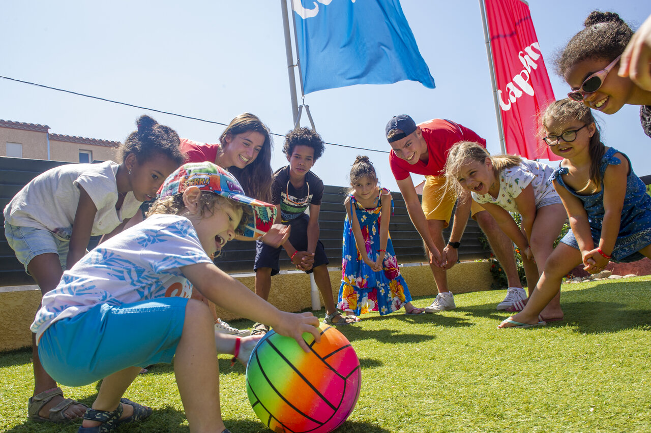 Animaci�n infantil alegre con animadores y bal�n en el camping VAGUES OCEANES Marinette.