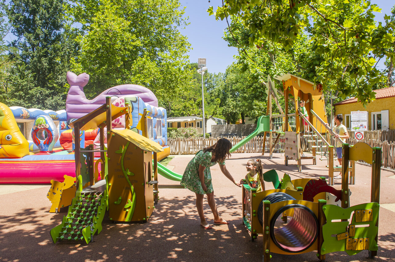 Zona de juegos con hinchables y toboganes en el camping VAGUES OCEANES Marinette en Ste Marie La Mer (66)