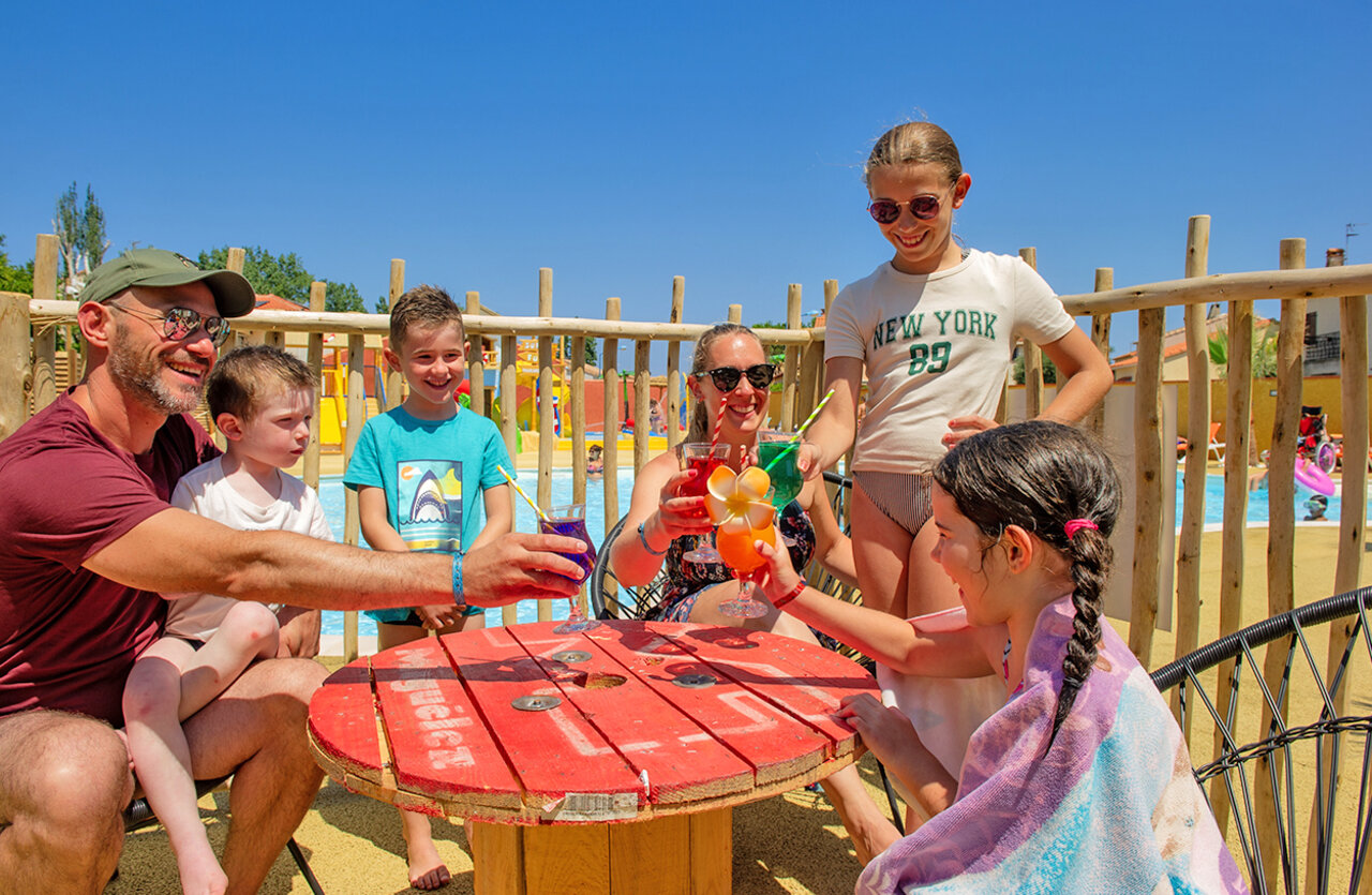Familia sonriente piscina en el camping VAGUES OCEANES Marinette en Ste Marie La Mer (66).
