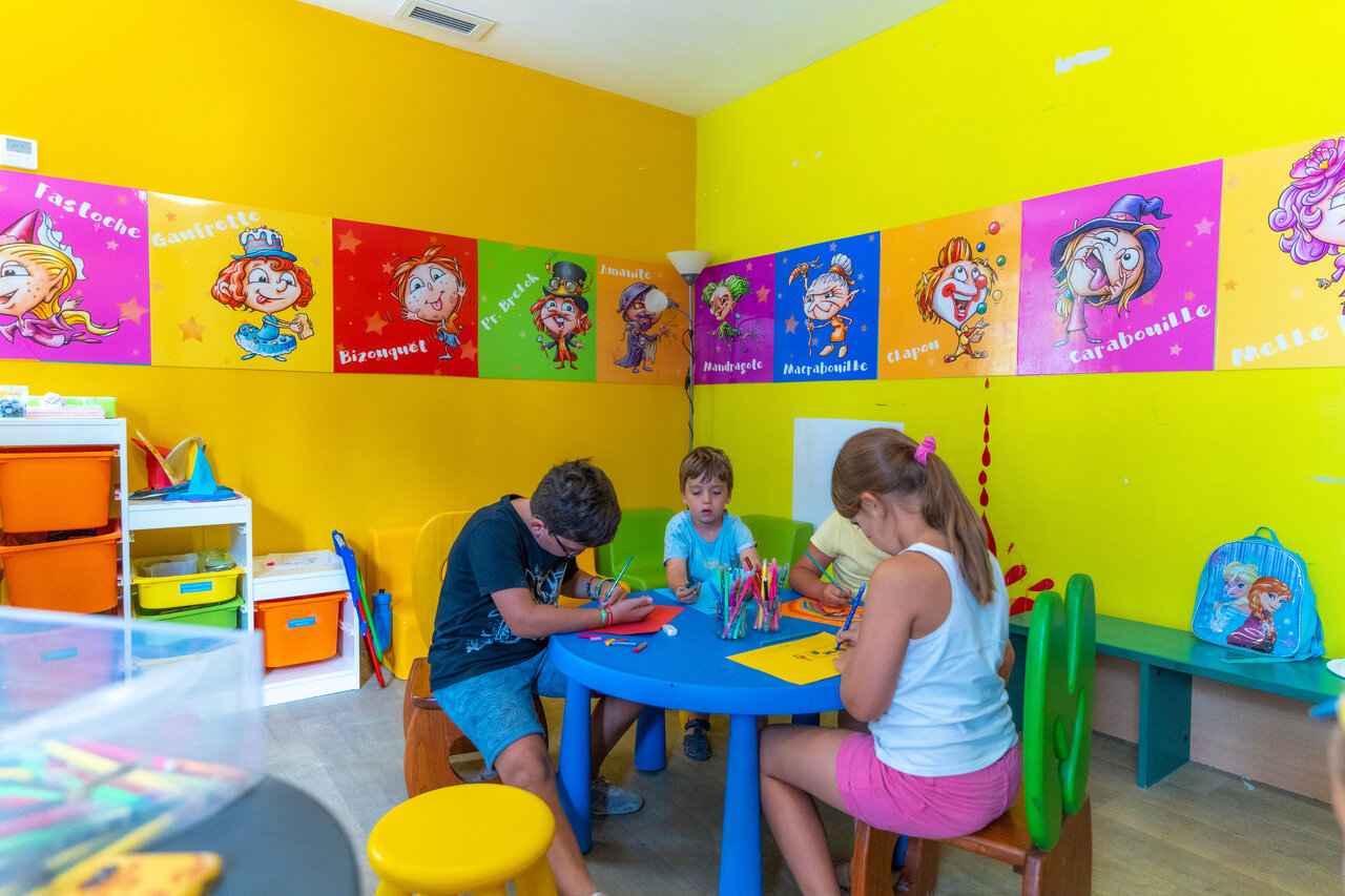 Club infantil animado, actividades creativas en el camping VAGUES OCEANES Marinette (66).