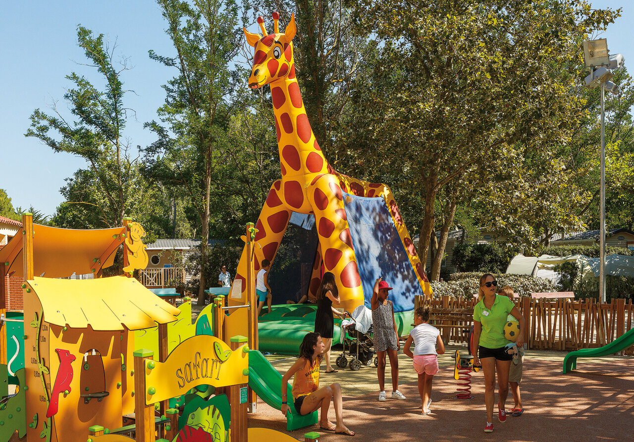 Tobog�n hinchable jirafa y parque infantil en el camping VAGUES OCEANES Marinette en Ste Marie La Mer (66).