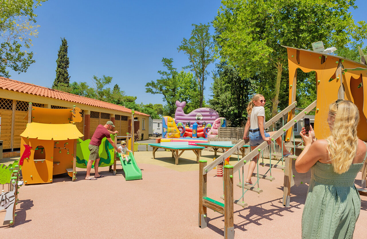 Zona de juegos, toboganes, castillo hinchable en el camping VAGUES OCEANES Marinette en Ste Marie La Mer.