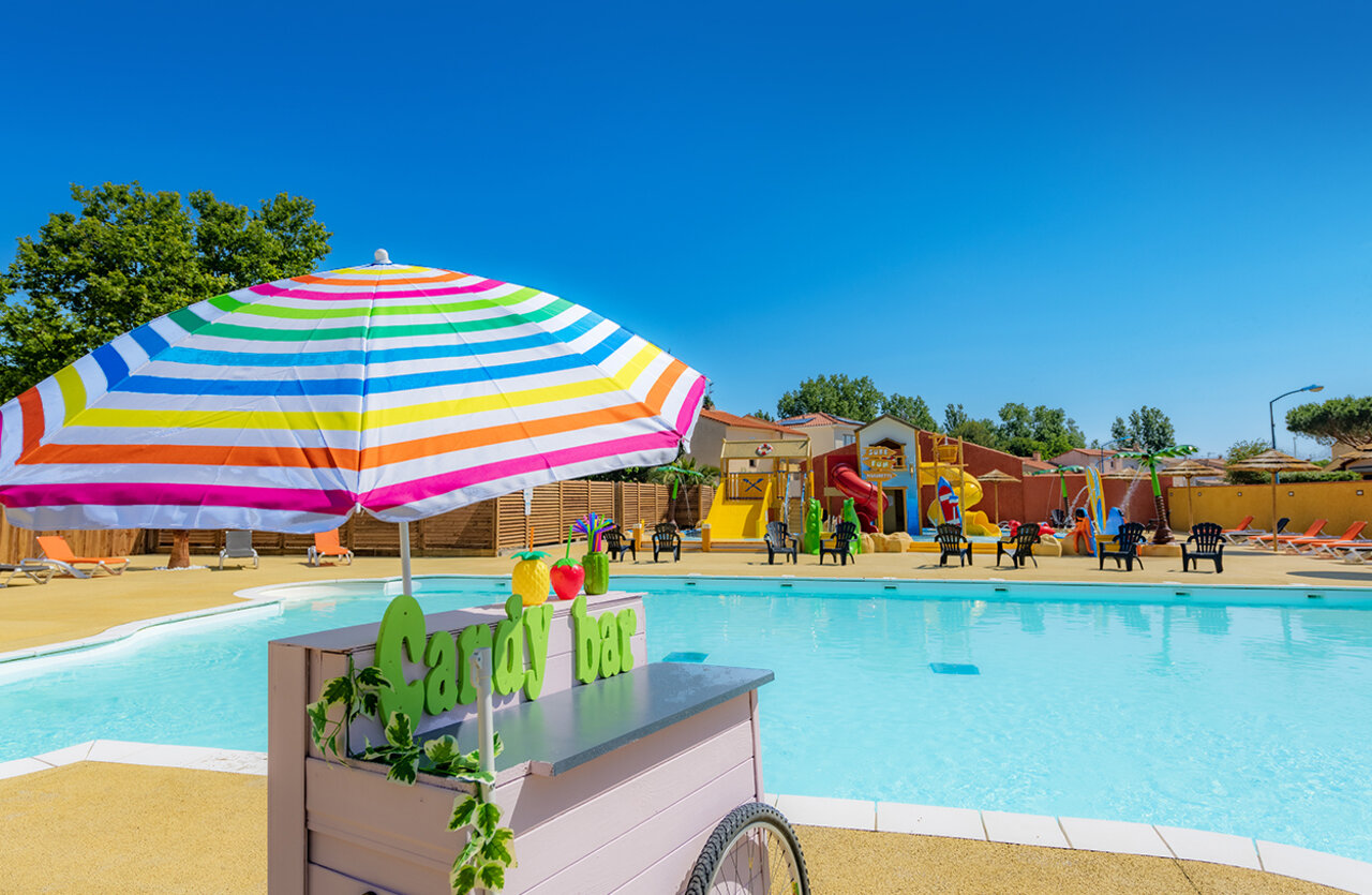 Piscina exterior, toboganes y juegos acu�ticos en el camping VAGUES OCEANES Marinette (66).
