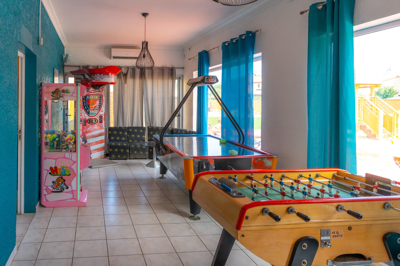 Sala de juegos con futbol�n, air hockey y m�quinas recreativas en el camping VAGUES OCEANES Marinette en Ste Marie La Mer (66).