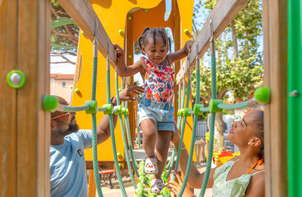Ni�a en puente de cuerdas, en el camping VAGUES OCEANES Marinette en Ste Marie La Mer (66).